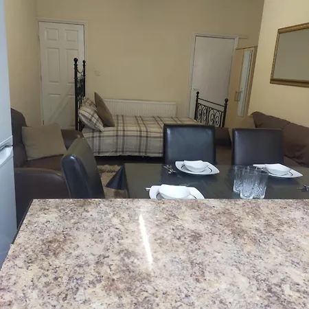 Female And Children Extra Large Double With Ensuite Homestay